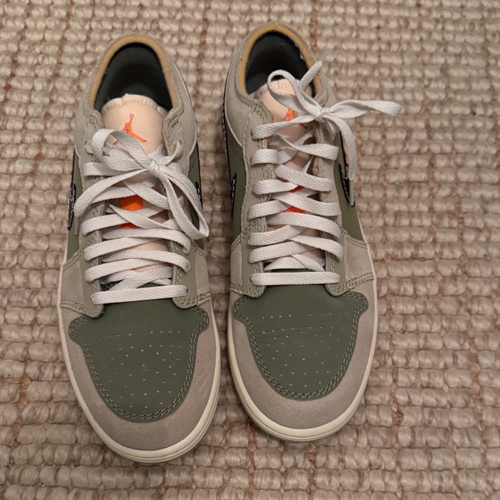 Jordan Men's Olive and Beige Sneakers